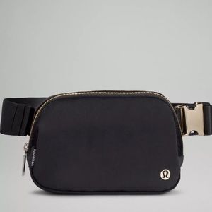 Lululemon Everywhere Belt Bag *Velour 1L Black/Gold